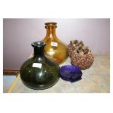 GROUPING: HOME DÉCOR: SHELL ASHTRAYS, CANDLE