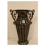 HOME DÉCOR: BASKETS AND METAL VASE