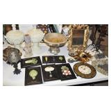 TABLE LOT: CANDLE STICKS, MIRROR, WALL DÉCOR,