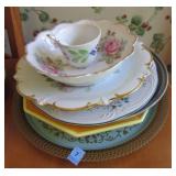 GROUPING: TIN TRAY WITH 5 ASSORTED CERAMIC