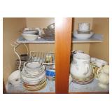 CONTENTS OF KITCHEN CABINET: ASSORTED -