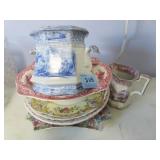 GROUPING: CERAMIC PLATES, BOWLS, CREAMER, ETC