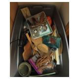 GROUPING: CRAFT SUPPLIES, LAMP, BASKETS, ETC