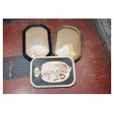 2 PICTURE FRAMES, TRAY