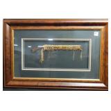 MINIATURE FLINTLOCK LONG RIFLE IN DECORATED SCABBA