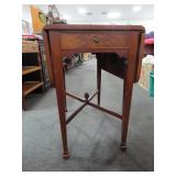 PEMBROKE STYLE DROP LEAF END TABLE - SINGE DRAWER