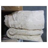 COMFORTER AND MATCHING SHAMS