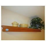 WOODEN SHELF/BASKETS/FLORAL