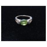 14K GOLD AND GREEN STONE RING - SIZE: 10 1/2