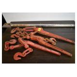 3 CHAIN DOGS AND BREAKER BAR