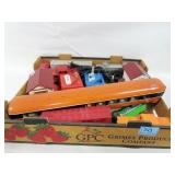 8 ASSORTED TRAIN CARS, 2 LIONEL GATE HOUSES AND 2
