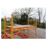 YELLOW ROLL AROUND SCAFFOLG