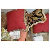 GROUPING: THROW PILLOWS