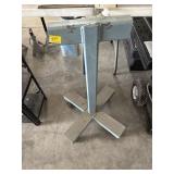 METAL ROLL AROUND STAND
