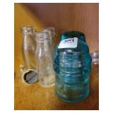2 BLUE GLASS INSULATORS AND 3 SMALL