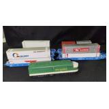 HO SCALE MODEL TRAIN: 1 LOCOMOTIVE AND 5