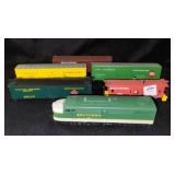 HO SCALE MODEL TRAIN: 1 LOCOMOTIVE AND 5 CARS
