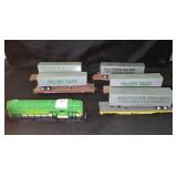 HO SCALE MODEL TRAIN: 1 LOCOMOTIVE AND 5