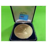 DOUGLAS McARTHUR MEDALLION IN CASE