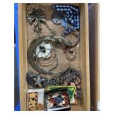 COSTUME JEWELRY: BROOCHES, BRACELETS,