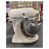 KITCHENAIDE STAND MIXER.