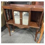 MAHOGANY SIDE TABLE WITH DOUBLE MIRRORED DOOR.