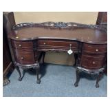 KIDNEY MAHOGANY DISK WITH BALL AND CLAW FEET.