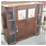 MAHOGANY DISPLAY CABINET WITH DOUBLE DOORS.