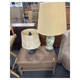 PLASTIC WICKER TABLE AND 2 TABLE LAMPS