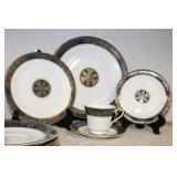 SPECTACULAR ROYAL DOULTON "CARLYLE" CHINA SET SPECTACULAR ROYAL DOULTON "CARLYLE" CHINA SET