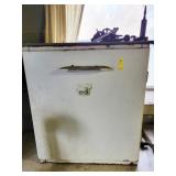 1 DOOR METAL STORAGE CABINET
