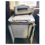 ANTIQUE MAYTAG WASHING MACHINE - MODEL: E2L -