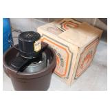 DOLLY MADISON 4 QT. ELECTRIC ICE CREAM MAKER DOLLY MADISON 4 QT. ELECTRIC ICE CREAM MAKER