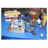 TABLE LOT OF TOYS - MOSTLY LEGO TABLE LOT OF TOYS - MOSTLY LEGO