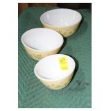 4 PYREX NESTING BOWLS AND 2 SM. CASSEROLES 4 PYREX NESTING BOWLS AND 2 SM. CASSEROLES