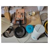 KITCHENWARE: FRYING PANS, COLLANDERS,