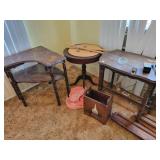 4 WOODEN TABLES AND WOODEN MAGAZINE RACK 4 WOODEN TABLES AND WOODEN MAGAZINE RACK