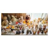 TABLE LOT OF CAT AND OTHER FIGURINES TABLE LOT OF CAT AND OTHER FIGURINES