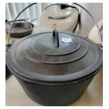CAST IRON DUTCH OVEN - NEW CAST IRON DUTCH OVEN - NEW