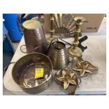 ASSORTMENT OF BRASS AND COPPER ITEMS
