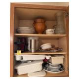 ASSORTMENT OF BOWLS, PLATES AND KITCHEN ITEMS