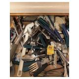 ASSORTED KITCHEN UTENSILS