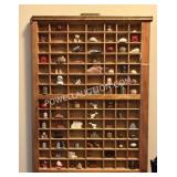 Shelf with small dï¿½cor items