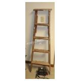 WOOD 5 FT STEP LADDER & JUMP BOX