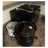 MICROWAVE OVEN AND 2 SMALL CROCK POTS