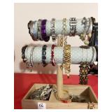 DISPLAY STAND WITH BRACLETS