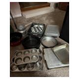 BOX OF BAKEWARE ITEMS