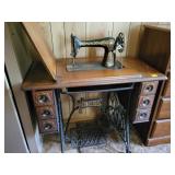 ANTIQUE OAK TREADLE SINGER SEWING MACHINE - ANTIQUE OAK TREADLE SINGER SEWING MACHINE -