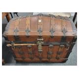 WOOD AND IRON CAMBEL BACK TRUNK - NO TRAY WOOD AND IRON CAMBEL BACK TRUNK - NO TRAY