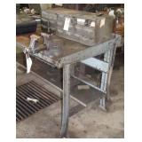METAL WORK BENCH/TABLE WITH VISE